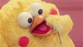 嚇到吃手手　翻攝網路