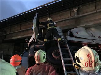 未注意橋梁限高　大貨車擦撞側翻