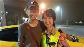 感謝正妹警幫忙！瑞典交換生自拍留念 圖／翻攝畫面