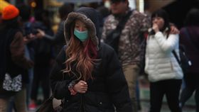 台北氣溫低（2）中央氣象局表示，9日持續受大陸冷氣團影響，北台灣高溫攝氏17至19度，入夜後氣溫會更低，上午台北街頭民眾穿起厚外套、戴口罩禦寒。中央社記者吳家昇攝　106年12月9日