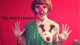 聖誕節即將到來，許多人都會將自己裝扮成聖誕老公公，或者應景的打扮，近日歐美國家開始瘋「麋鹿胸部」的打扮，
IG