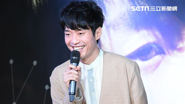 微笑天菜張棟樑　重返歌壇臉紅撩妹♥