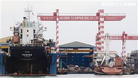 慶富公司涉及不實詐貸（1）行政院調查慶富獵雷艦聯貸案發現，慶富公司聯貸金額中，有新台幣49.33億元流向海外5家可疑供應商，當中又有13億元匯回慶富集團相關企業帳戶，涉及不實詐貸，交由檢調調查。圖為位於高雄旗津的慶富造船廠碼頭。中央社記者董俊志攝　106年11月2日