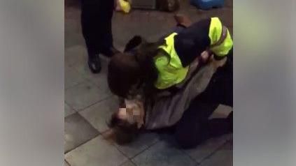 女警俐落擒酒醉女子　網驚呆：已戀愛