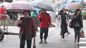 雙北基宜大雨特報中央氣象局預報，台灣20日受東北季風及華南雲雨區影響，北台灣陰雨溼冷，氣象局持續針對台北市、新北市、基隆、宜蘭4縣市發布大雨特報。中央社記者徐肇昌攝  106年11月20日