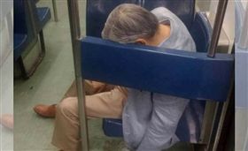 墨西哥,地鐵,老伯猝死博愛座上（圖／翻攝自推特）