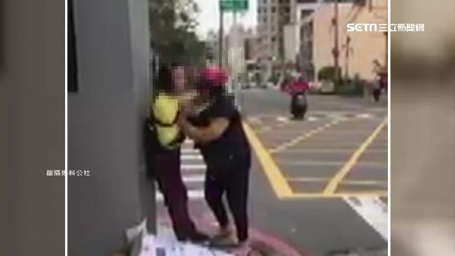 2婦人當街爆衝突　原因只為搶回收箱