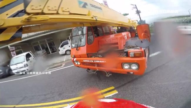 吊車轉彎沒減速　吊臂劃過騎士頭部