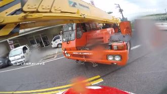 吊車轉彎沒減速　吊臂劃過騎士頭部