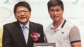 屏東義消不幸殉職屏東新園鄉12日晚間9時許一處民宅發生火警，41歲的新園消防分隊義消小隊長李俊宏被濃煙嗆昏，不幸殉職。李俊宏（右）為人熱心，每有火警都會前往協助搶救。（屏東消防局提供）中央社記者郭芷瑄傳真  106年12月13日