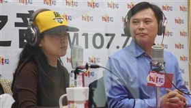 周玉蔻專訪黃國昌時代力量立委黃國昌（右）14日接受電台節目「蔻蔻早餐」專訪，節目主持人周玉蔻（左）戴著黃國昌送的帽子與黃國昌對談。中央社記者施宗暉攝  106年12月14日