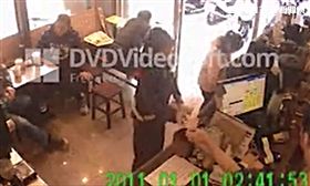 永和的店家要小心，魔術手出沒在永和？新北市永和區一家咖啡廳員工今天在臉書社團上PO文，表示昨天12時許，有名女子到店內購買咖啡，她先以100元付款，然後迅速的將找來的50元硬幣藏在另一隻手的下方，再向店員表示少了1枚50元，不過遭店員識破，並未受騙。店家事後將該畫面PO上臉書，提醒所有店家要小心這名女子，要大家多多小心。