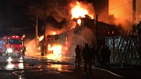 蘆竹宿舍大火　5越南籍移工獲救6人失聯（1）桃園市蘆竹區一家工廠14日凌晨發生大火，消防隊緊急救出5名外籍移工送醫，但現場疑似仍有6名員工受困。(桃園市消防局提供)中央社記者吳睿騏桃園傳真　106年12月13日