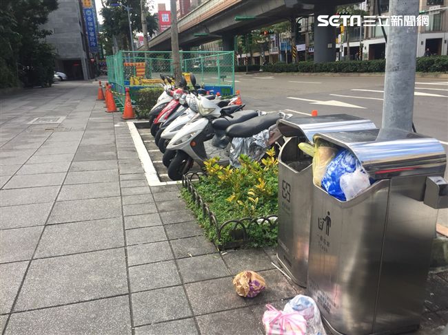 北市婦人亂丟垃圾被抓包，當場塞一千元想免罰。（示意圖／資料照）