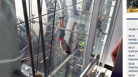 泰國,機場,高空,倒掛,氣墊（圖／翻攝自Bangkok Post）https://www.bangkokpost.com/news/general/1378091/mystery-woman-safe-after-perilous-airport-stunt