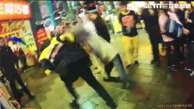 翁女進入連鎖牛肉麵店女廁後遲遲未出，吳姓女警獲報後趕抵現場，翁女步出廁所後在徒步區內吵鬧，還拉住吳員雨衣不放，遭到吳員柔道技「隅落」制服，帶回派出所保護管束（翻攝畫面）