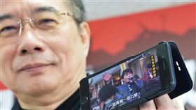 蔡正元展示黃國昌罷免影片孫文學校14日舉行「給政客一次震撼教訓：罷免黃國昌、反思太陽花」記者會，前立委蔡正元（圖）拿著當年黃國昌街頭演說罷免他的影片，呼籲民眾出來投下神聖的一票。中央社記者孫仲達攝  106年12月14日