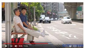 國健署首度出版長者「動動生活」手冊，除了以圖示幫助民眾理解外，每個動作都附上QR code一掃就能看到動態示範動作，此外還有國、台語2版本說明皆免費下載。（圖／擷取自國民健康署Youtube影音平台）