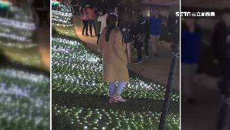 網紅為拍美照踩草皮　秒毀柳川耶誕燈
