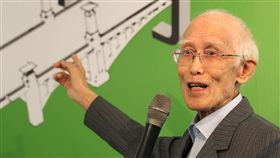 詩人余光中病逝（2）中山大學14日中午發布新聞簡訊證實中山大學外國語文系榮譽退休教授、詩人余光中（圖）上午10時多病逝。余光中1928年10月21日生於中國大陸南京，著有新詩、散文、評論、翻譯、編輯等，多篇作品選入兩岸三地大學、中學教科書，定居高雄。（檔案照片）中央社  106年12月14日