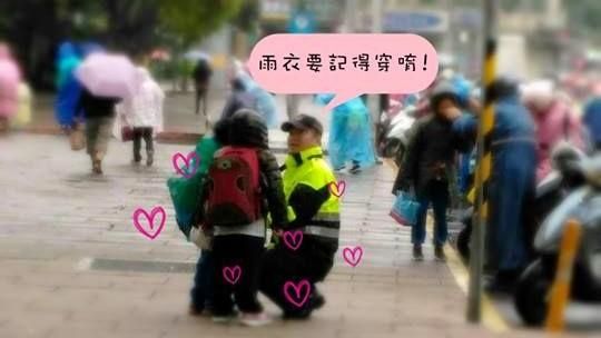 學童冒雨上學　員警一個動作暖人心房