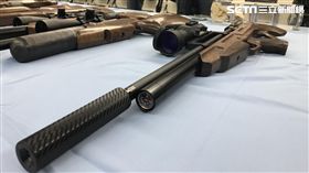 李男在自家車行試槍，文化大學的吳姓女職員騎車經過，遭李男一槍打穿右臉頰，警方循線逮獲李姓老闆，對方卻交付1把故障長槍，專案小組追查再起獲空氣長、短槍共16把，其中1把打傷女騎士的長槍，一舉刷新最高紀錄，高達309焦耳的威力（楊忠翰攝）