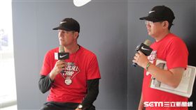 ▲NIKE青棒菁英訓練營投手教練David Turgeon（多情）與翻譯接受訪問。（圖／記者蕭保祥攝）
