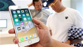 iPhone 8開賣  果粉試用新機（1）電信業者22日開賣iPhone 8系列新機，各家電信都出現購機人潮，果粉在首賣現場試用iPhone 8新機。中央社記者吳家昇攝  106年9月22日