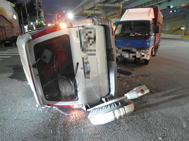 小貨車煞車不及撞翻休旅車　釀4人傷