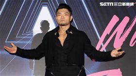 李玖哲新專輯發片，麻吉大哥黃立成充當主持人，當場要李玖哲秀六塊肌。（記者邱榮吉/攝影）