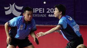 世大運桌球男雙  陳建安江宏傑晉級（2）2017台北世界大學運動會24日在新莊體育館進行桌球賽，中華隊男子雙打陳建安（左）、江宏傑（右）對戰哈薩克選手，終場以3比0獲勝晉級16強。中央社記者裴禛攝  106年8月24日