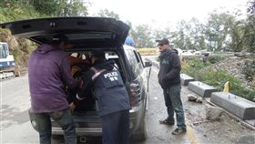 不知南橫中斷　外籍客遭警方勸離兩名加拿大籍遊客到玉山國家公園南部園區旅遊，打算沿南橫公路從高雄走到台東，在天池遇保七第六大隊員警關心才得知交通中斷，員警載他們回隊部休息（圖），並聯繫民宿過夜，外籍客14日下山。（保七第六大隊提供）中央社記者蕭博陽南投傳真　106年12月14日
