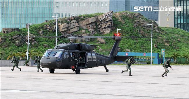 國防部博愛營區實施直升機落地訓練，由陸航黑鷹直升機反特攻、特戰小組實施空中突擊作戰操演，空軍海鷗救護直升機實施傷患吊掛急救操演。（記者邱榮吉/攝影）