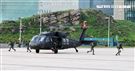 國防部博愛營區實施直升機落地訓練，由陸航黑鷹直升機反特攻、特戰小組實施空中突擊作戰操演，空軍海鷗救護直升機實施傷患吊掛急救操演。（記者邱榮吉/攝影）
