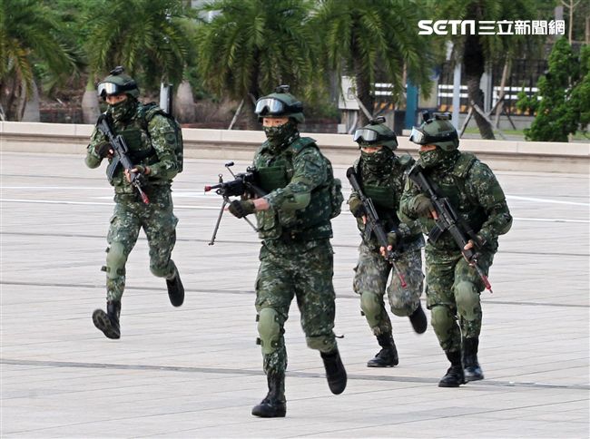 國防部博愛營區實施直升機落地訓練，由陸航黑鷹直升機反特攻、特戰小組實施空中突擊作戰操演，空軍海鷗救護直升機實施傷患吊掛急救操演。（記者邱榮吉/攝影）