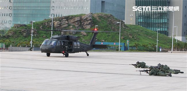 國防部博愛營區實施直升機落地訓練，由陸航黑鷹直升機反特攻、特戰小組實施空中突擊作戰操演，空軍海鷗救護直升機實施傷患吊掛急救操演。（記者邱榮吉/攝影）
