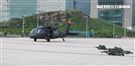 國防部博愛營區實施直升機落地訓練，由陸航黑鷹直升機反特攻、特戰小組實施空中突擊作戰操演，空軍海鷗救護直升機實施傷患吊掛急救操演。（記者邱榮吉/攝影）