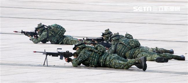 國防部博愛營區實施直升機落地訓練，由陸航黑鷹直升機反特攻、特戰小組實施空中突擊作戰操演，空軍海鷗救護直升機實施傷患吊掛急救操演。（記者邱榮吉/攝影）