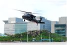 國防部博愛營區實施直升機落地訓練，由陸航黑鷹直升機反特攻、特戰小組實施空中突擊作戰操演，空軍海鷗救護直升機實施傷患吊掛急救操演。（記者邱榮吉/攝影）