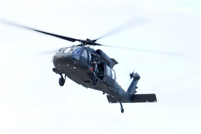 國防部博愛營區實施直升機落地訓練，由陸航黑鷹直升機反特攻、特戰小組實施空中突擊作戰操演，空軍海鷗救護直升機實施傷患吊掛急救操演。（記者邱榮吉/攝影）