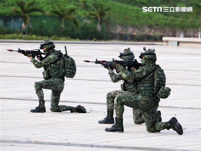 國防部博愛營區實施直升機落地訓練，由陸航黑鷹直升機反特攻、特戰小組實施空中突擊作戰操演，空軍海鷗救護直升機實施傷患吊掛急救操演。（記者邱榮吉/攝影）