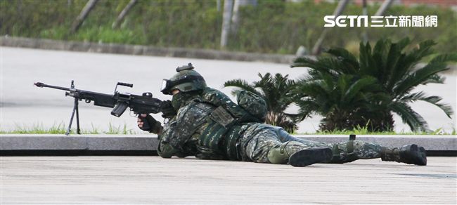 國防部博愛營區實施直升機落地訓練，由陸航黑鷹直升機反特攻、特戰小組實施空中突擊作戰操演，空軍海鷗救護直升機實施傷患吊掛急救操演。（記者邱榮吉/攝影）
