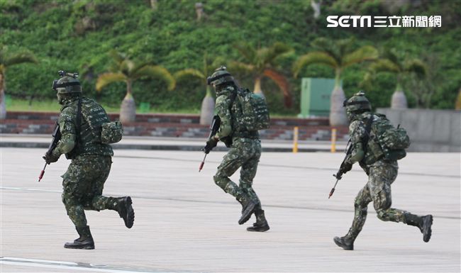 國防部博愛營區實施直升機落地訓練，由陸航黑鷹直升機反特攻、特戰小組實施空中突擊作戰操演，空軍海鷗救護直升機實施傷患吊掛急救操演。（記者邱榮吉/攝影）