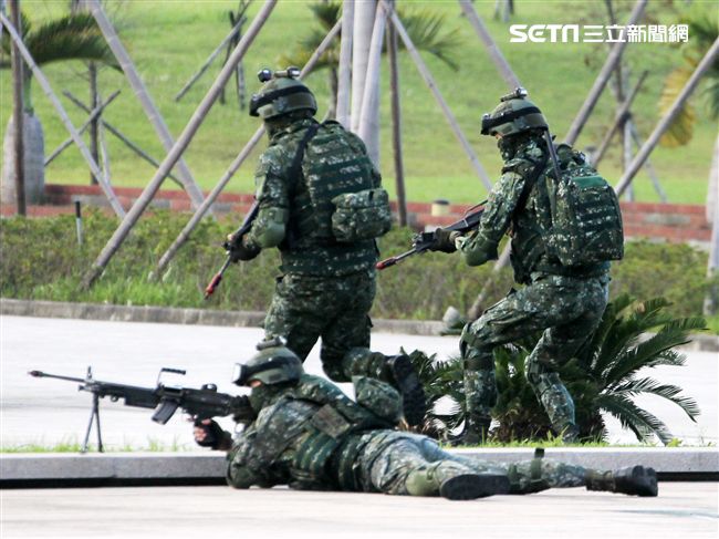 國防部博愛營區實施直升機落地訓練，由陸航黑鷹直升機反特攻、特戰小組實施空中突擊作戰操演，空軍海鷗救護直升機實施傷患吊掛急救操演。（記者邱榮吉/攝影）