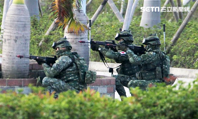 國防部博愛營區實施直升機落地訓練，由陸航黑鷹直升機反特攻、特戰小組實施空中突擊作戰操演，空軍海鷗救護直升機實施傷患吊掛急救操演。（記者邱榮吉/攝影）