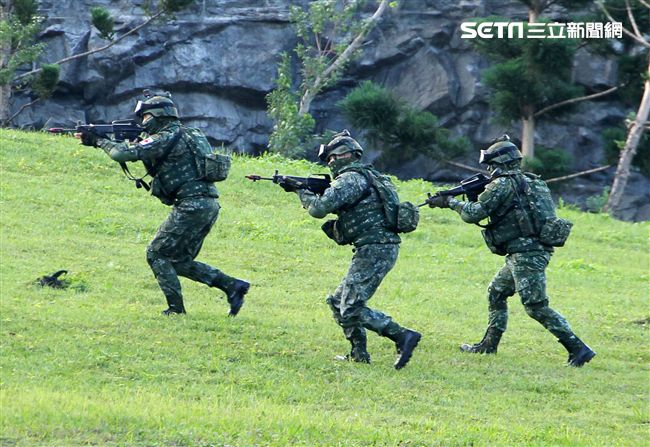 國防部博愛營區實施直升機落地訓練，由陸航黑鷹直升機反特攻、特戰小組實施空中突擊作戰操演，空軍海鷗救護直升機實施傷患吊掛急救操演。（記者邱榮吉/攝影）
