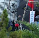 國防部博愛營區實施直升機落地訓練，由陸航黑鷹直升機反特攻、特戰小組實施空中突擊作戰操演，空軍海鷗救護直升機實施傷患吊掛急救操演。（記者邱榮吉/攝影）