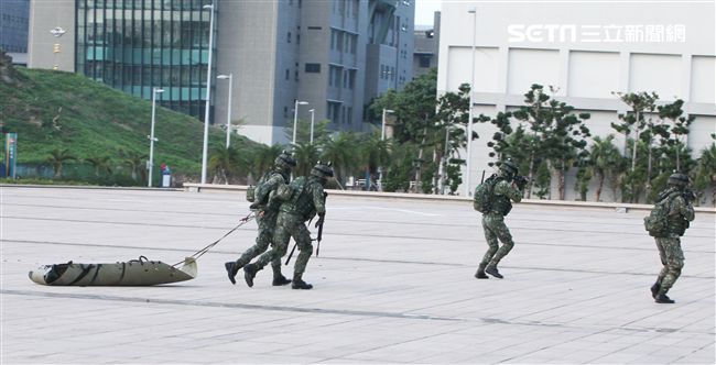 國防部博愛營區實施直升機落地訓練，由陸航黑鷹直升機反特攻、特戰小組實施空中突擊作戰操演，空軍海鷗救護直升機實施傷患吊掛急救操演。（記者邱榮吉/攝影）