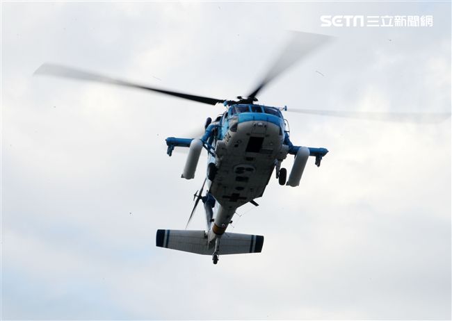 國防部博愛營區實施直升機落地訓練，由陸航黑鷹直升機反特攻、特戰小組實施空中突擊作戰操演，空軍海鷗救護直升機實施傷患吊掛急救操演。（記者邱榮吉/攝影）