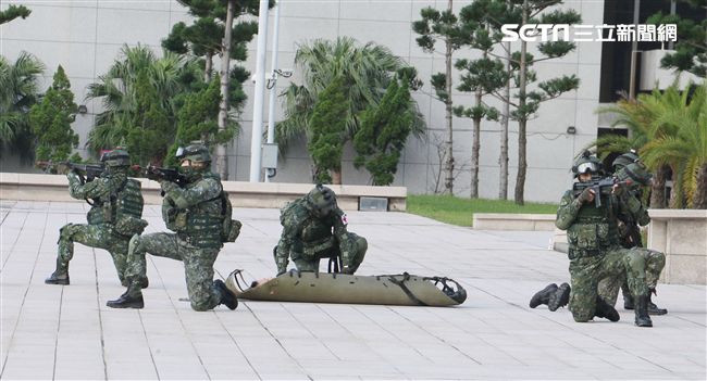 國防部博愛營區實施直升機落地訓練，由陸航黑鷹直升機反特攻、特戰小組實施空中突擊作戰操演，空軍海鷗救護直升機實施傷患吊掛急救操演。（記者邱榮吉/攝影）